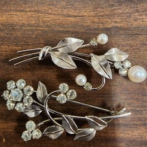 Vintage Pair of Krementz brooches,  great condition.